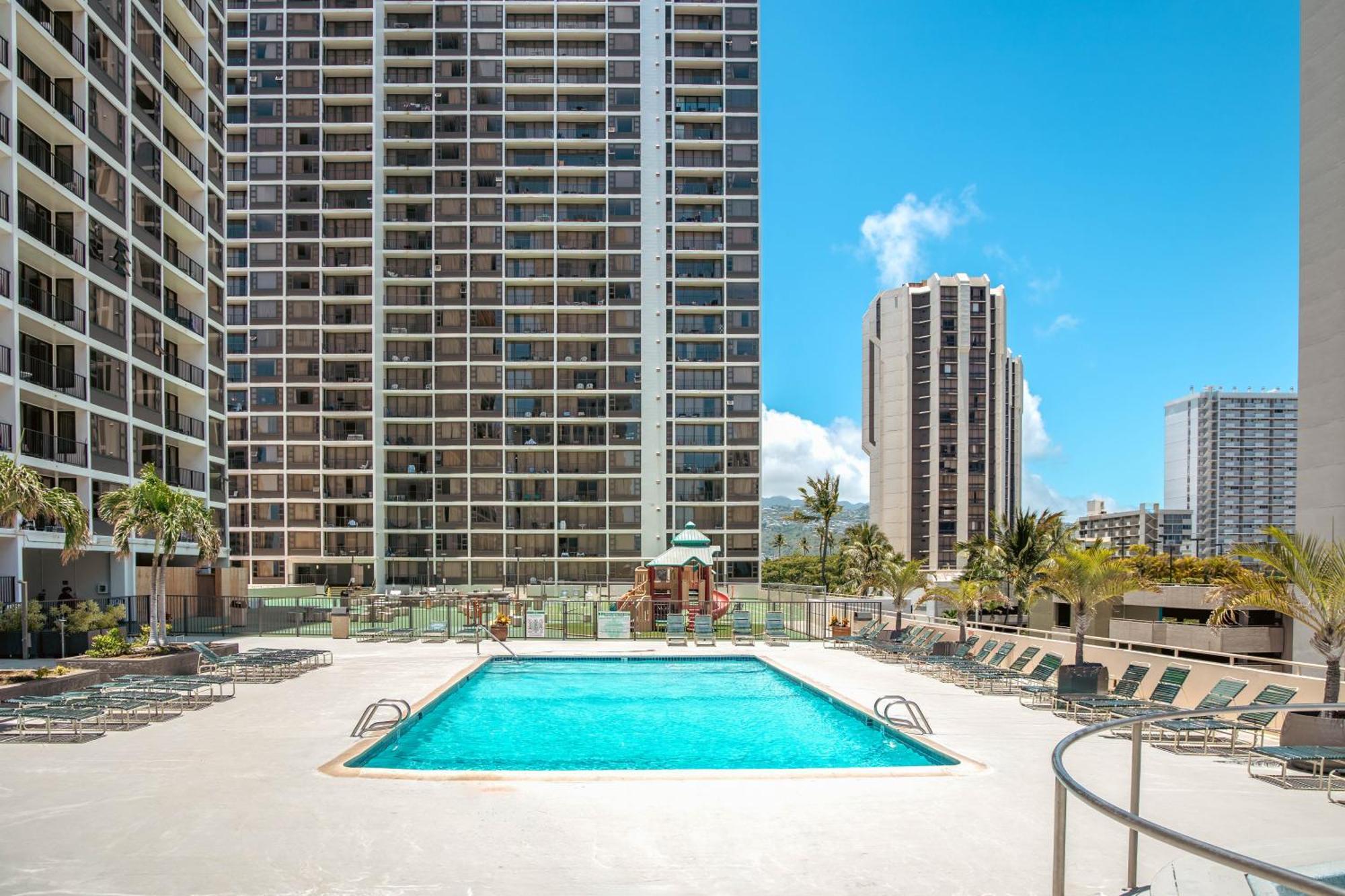 Fully Renovated 1br With King Bed, Great Mountain Views, And Free Parking!